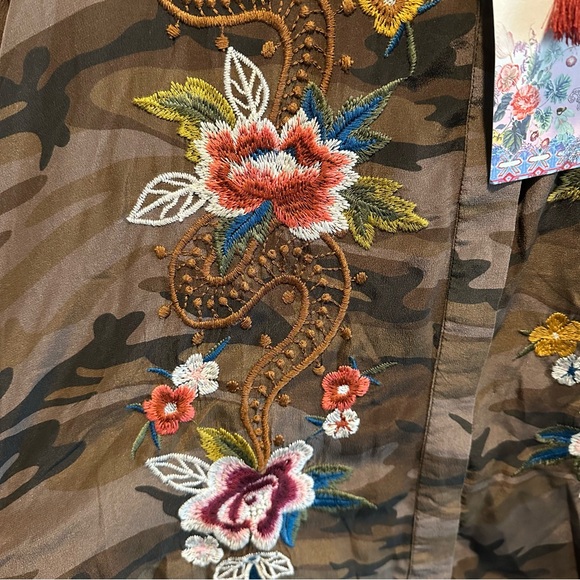 Johnny Was Silk Camouflage Shirt with Floral Embroidery NWT Large - Picture 3 of 3